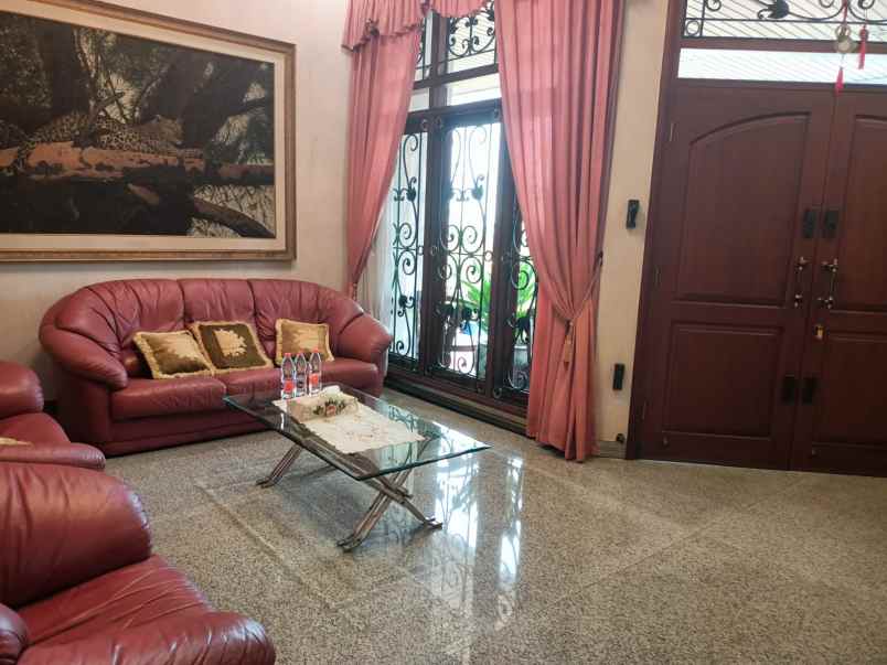 jual rumah ada kolam renang pribadi