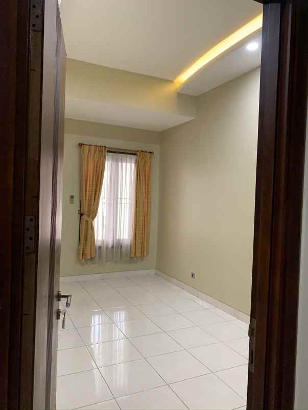 jual rumah di villa bintaro regency