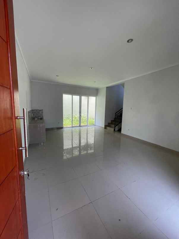 rumah 2 lantai dalam cluster di mampang indah 2 depok