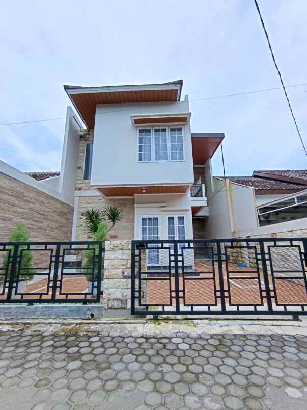 rumah 2 lantai dalam perumahan di palagan km 10