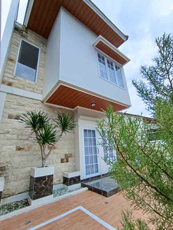rumah 2 lantai dalam perumahan di palagan km 10