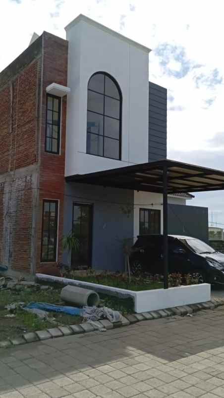 rumah 2 lantai modern minimalis di sukun