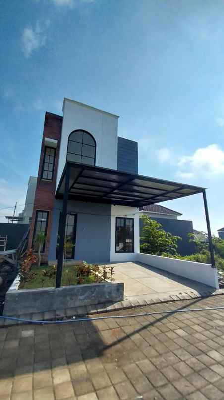 rumah 2 lantai modern minimalis di sukun