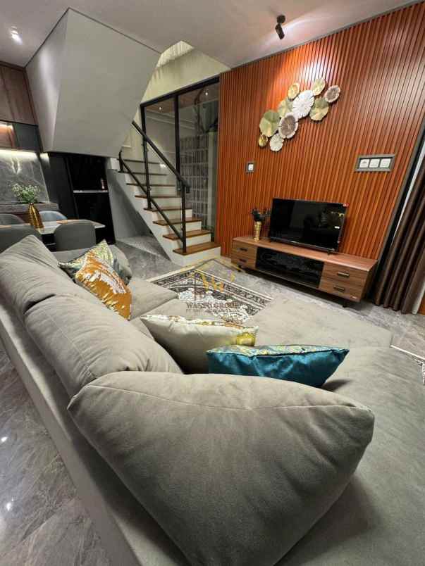 rumah 2 lantai private pool dekat polda diy sleman