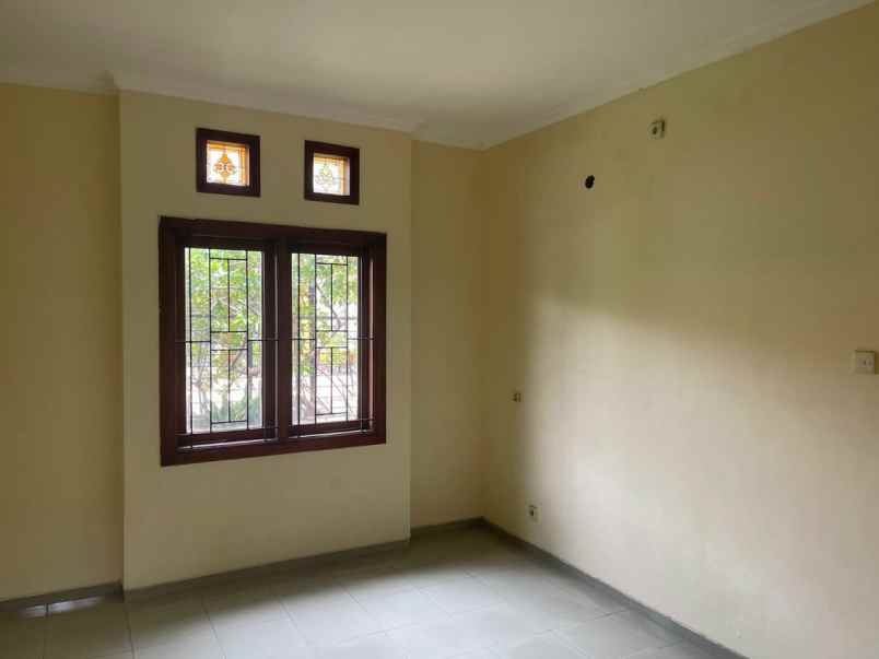 rumah 2 lantai rungkut asri