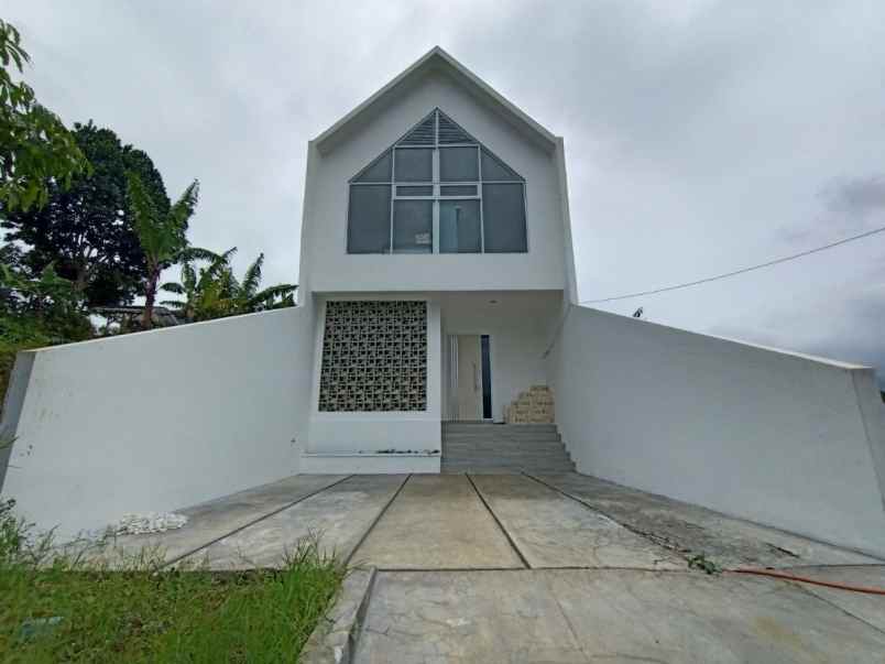 rumah baru dalam cluster di lokasi nyaman sejuk