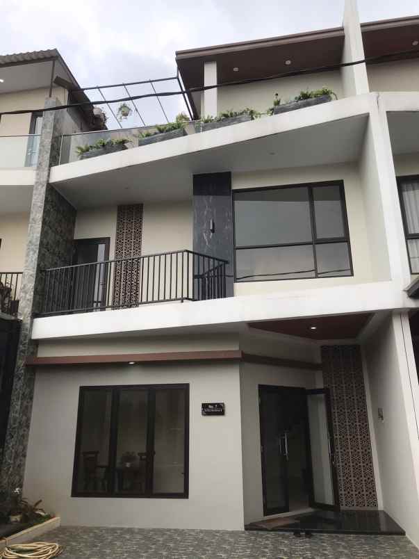 rumah cantik 3lt rooftop balkon carport 2 mobil