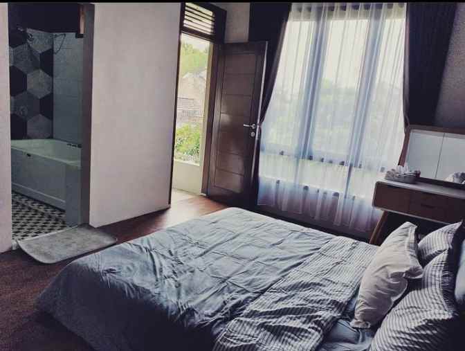 rumah cantik hook full furnished di cijaura