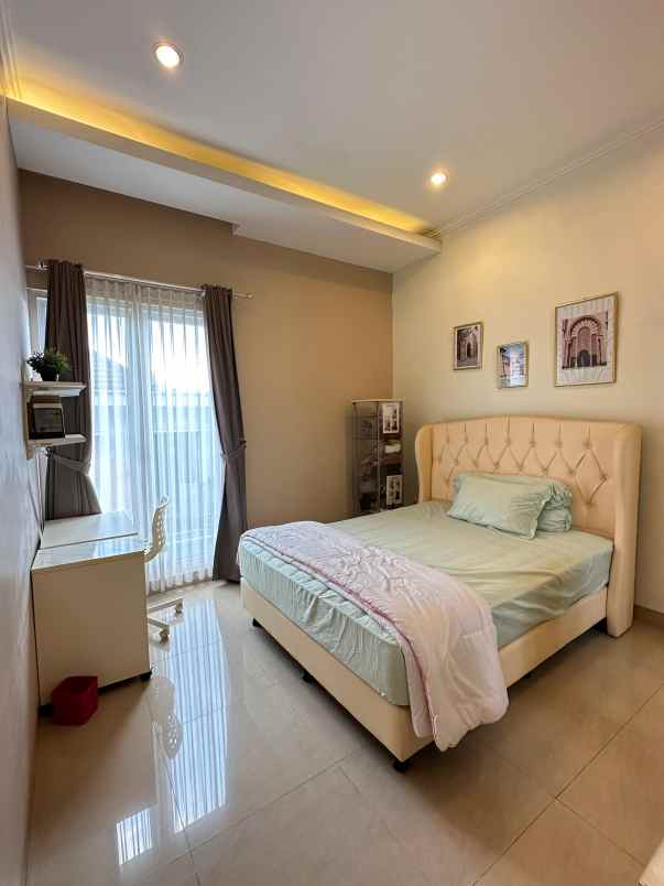 rumah dengan lokasi strategis di de latinos bsd