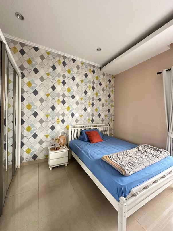 rumah dengan lokasi strategis di de latinos bsd