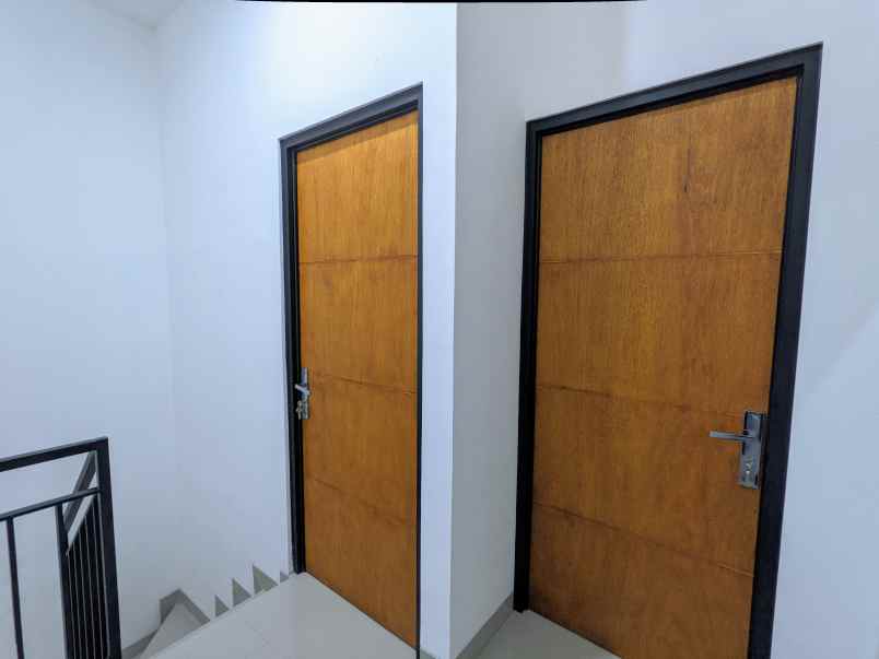 rumah depan pintu tol sawangan depok