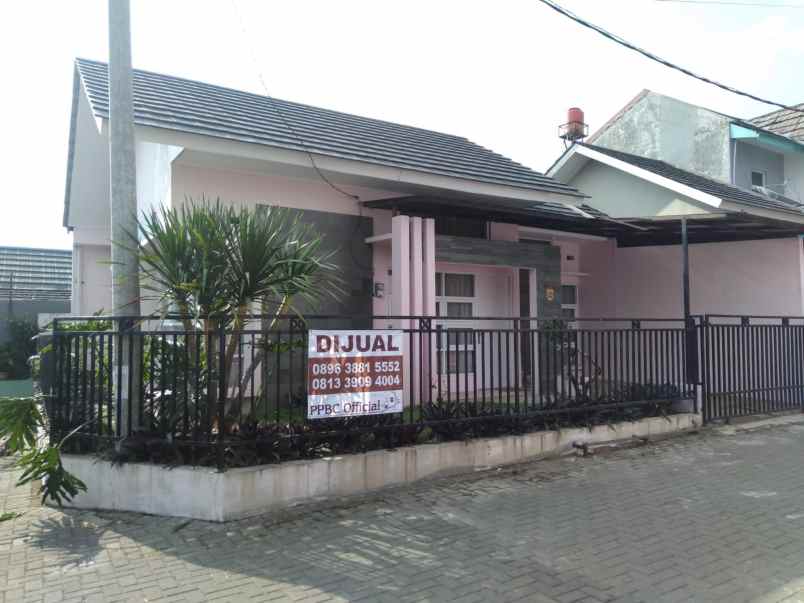 rumah di posisi hook dalam komplek the green sariwangi