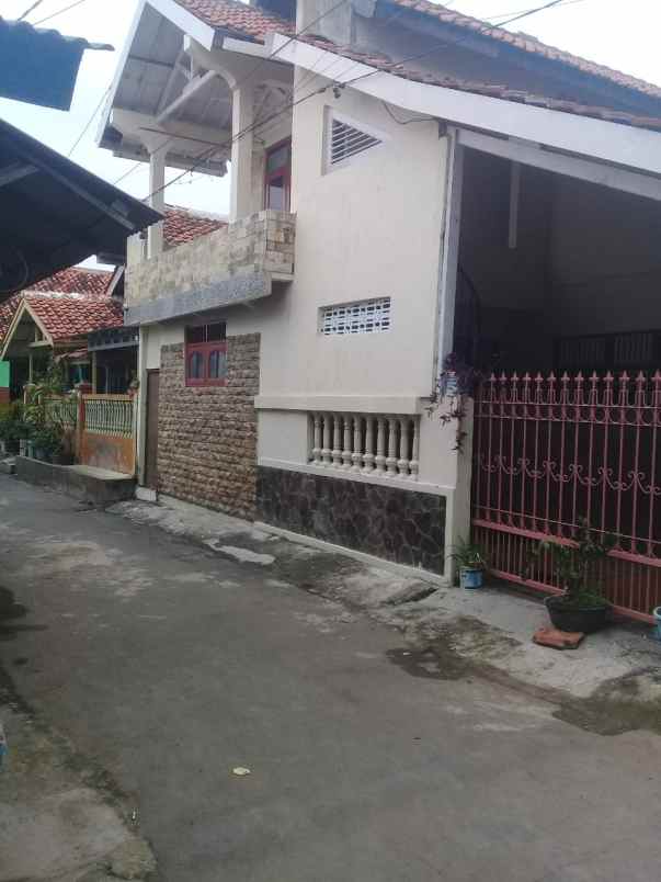 rumah dua lantai tengah kota