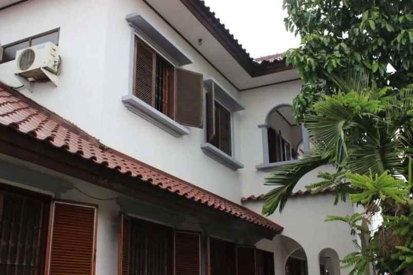 rumah hook pinggir jalan raya pondok kelapa