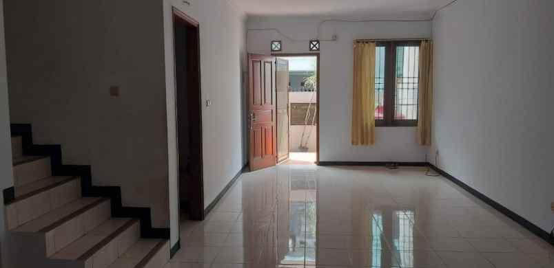rumah lokasi strategis di kayu putih jakarta timur