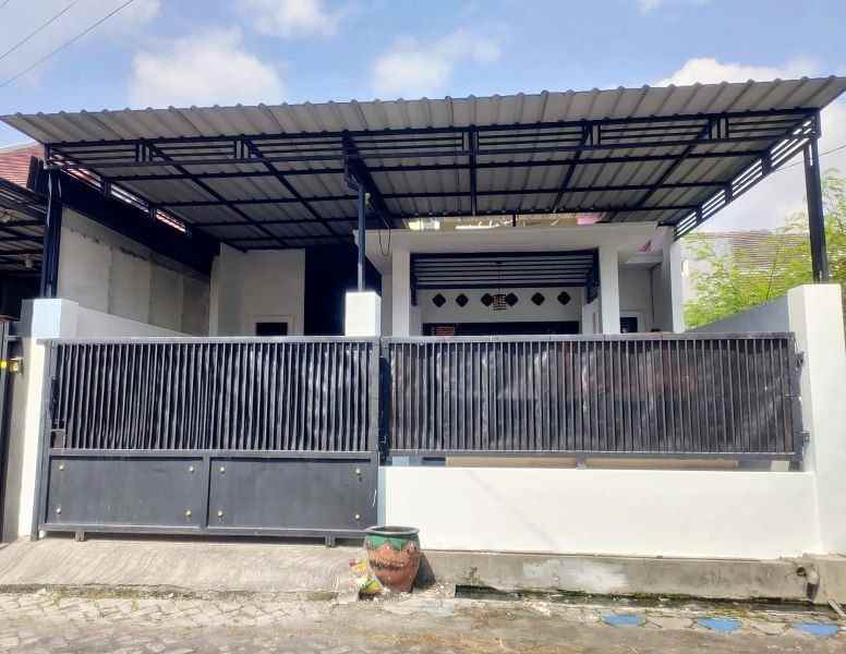 rumah manis di kebraon wiyung