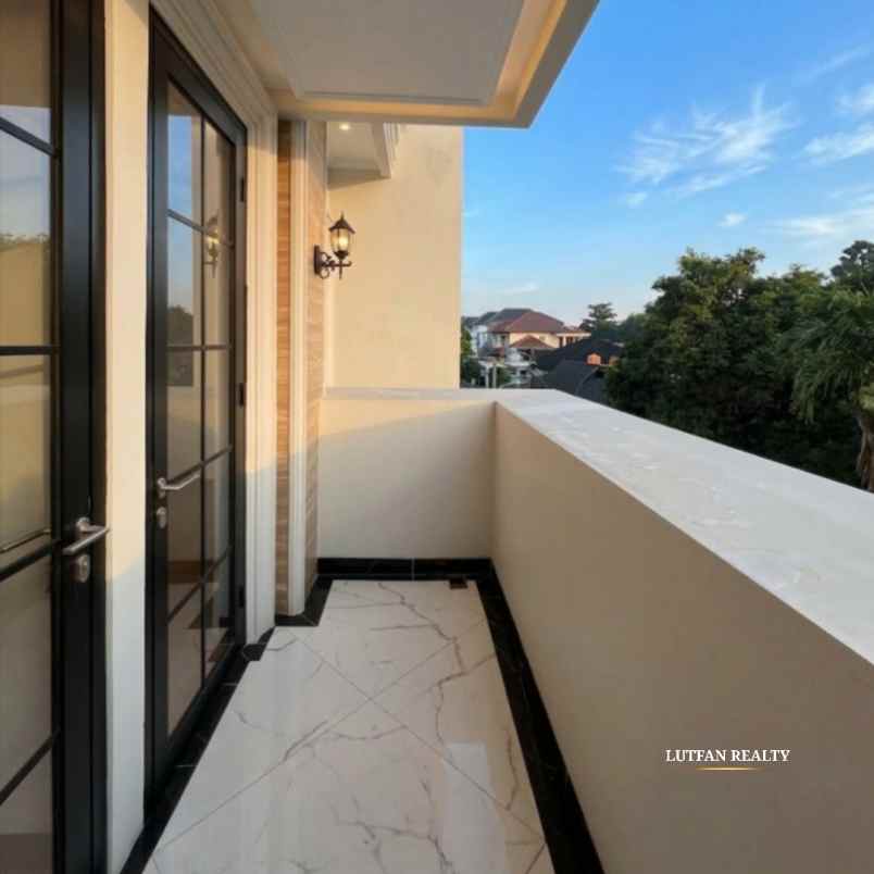 rumah mediterania classic dalam komplek