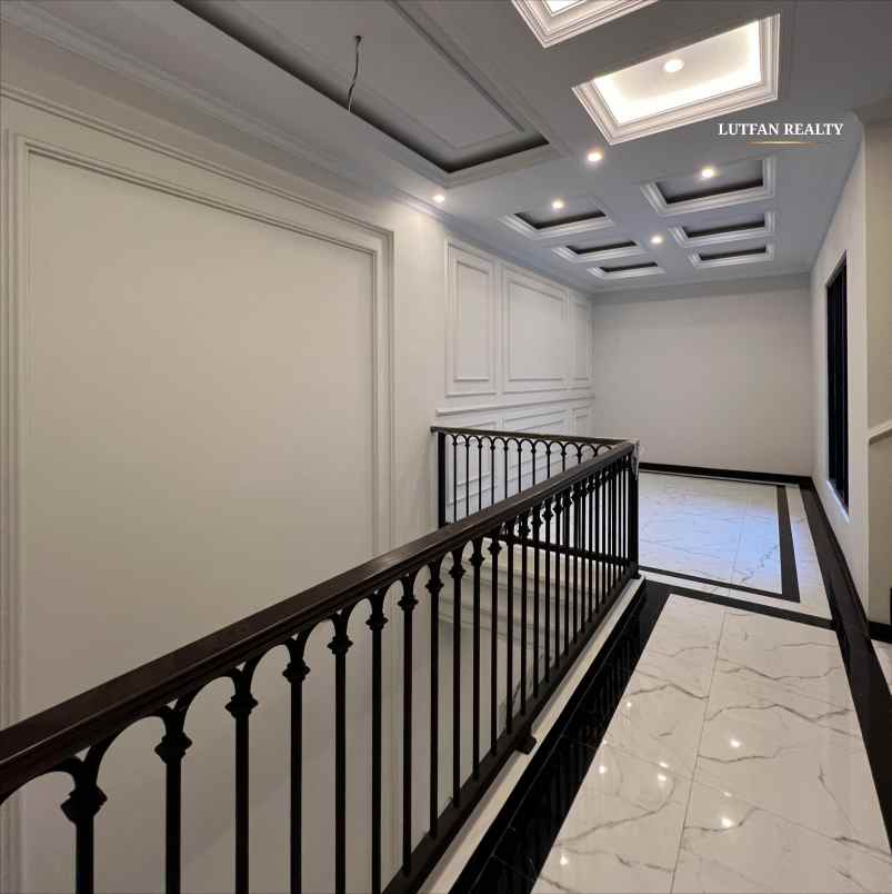 rumah mediterania classic dalam komplek