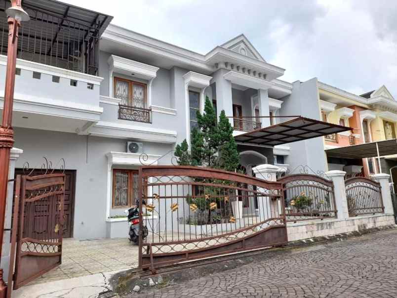 rumah mewah bonus furniture di jalan tambak godean