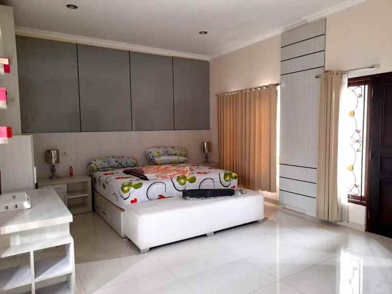 rumah mewah bonus furniture di jalan tambak godean