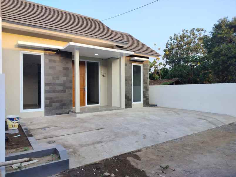 rumah modern cantik siap huni dekat candi sambisari