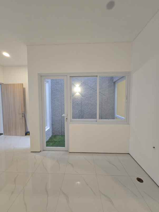 rumah modern dalam komplek di pondok kelapa jaktim