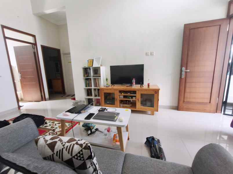 rumah rapi terawat di cluster taman sentani 2 bekasi