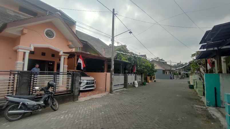 rumah semi furnish dalam perumahan di purwomartani