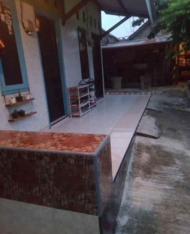 rumah sepaket dengan kontrakan 12 pintu toko 4 pintu