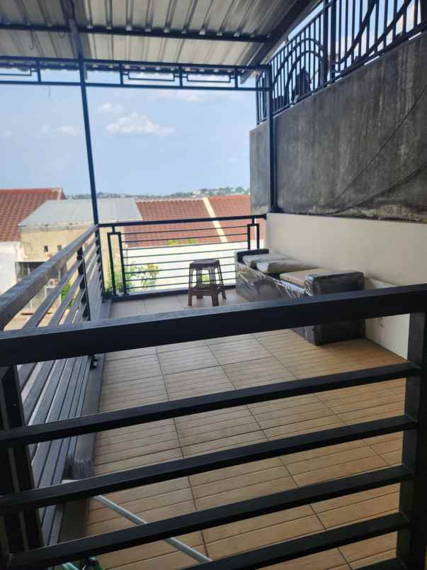 rumah siap huni dua lantai daerah manyaran semarang