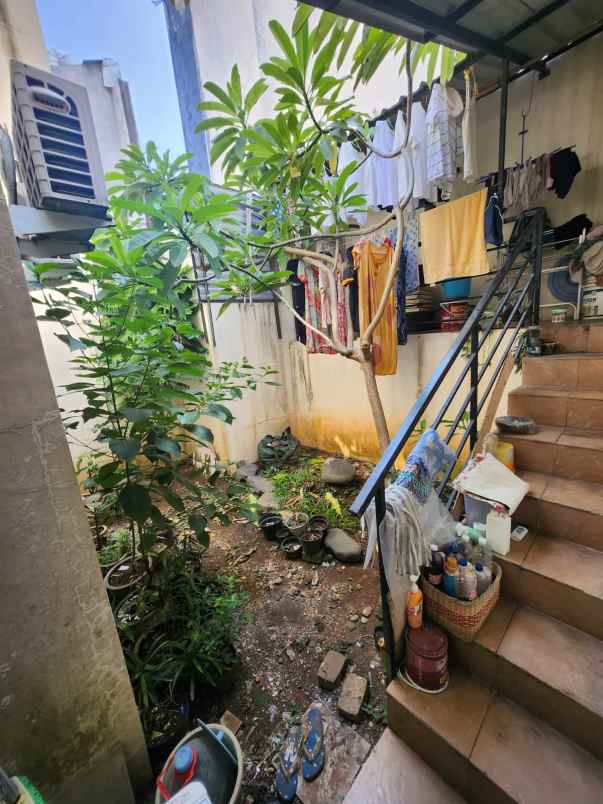 rumah siap huni dua lantai daerah manyaran semarang