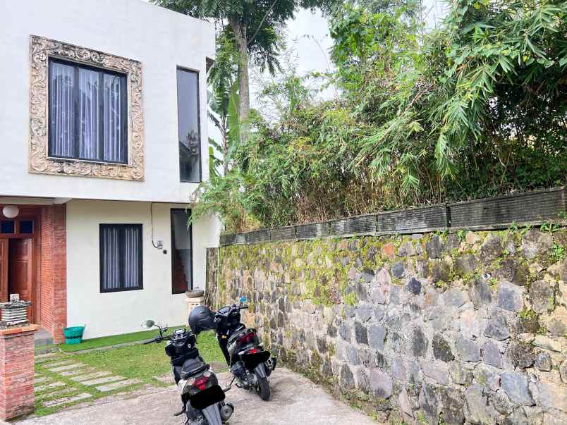 rumah villa mewah 2 lantai kemuning karanganyar