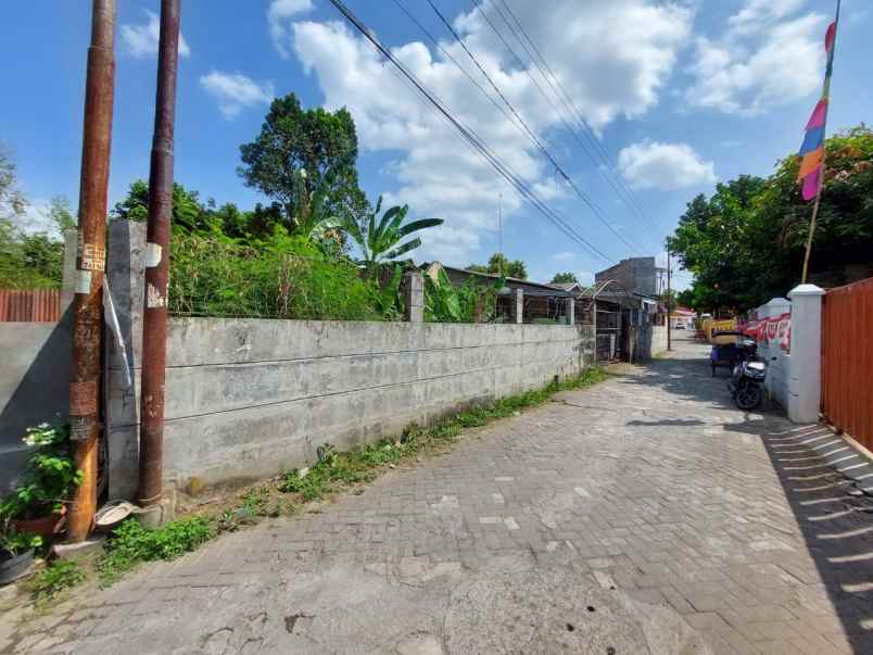 tanah tengah kota dekat tadion mandala krida