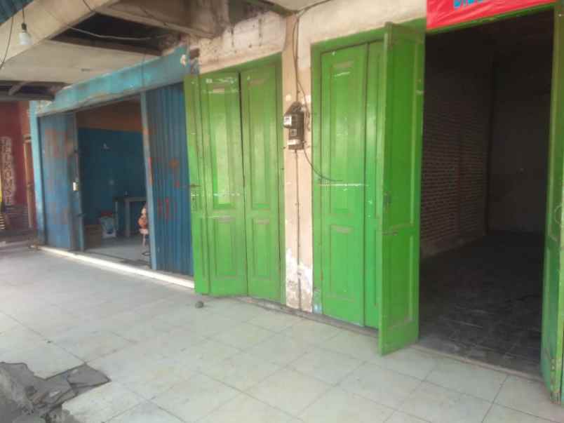 toko dan rumah persis di depan pasar bung karno