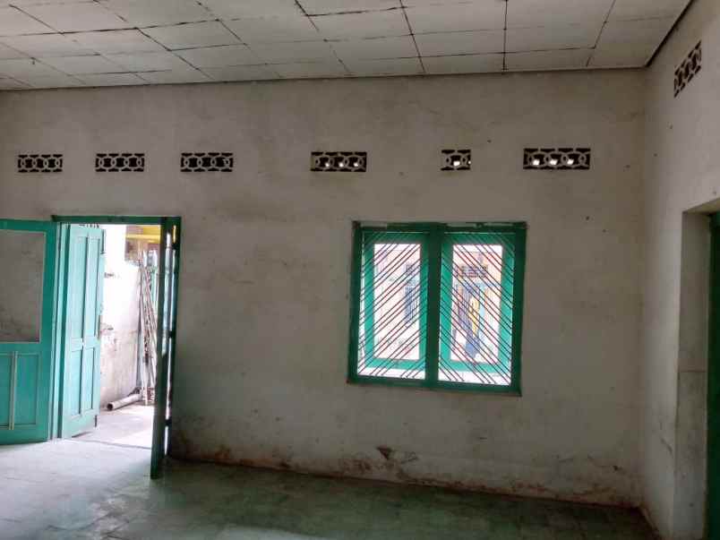 toko dan rumah persis di depan pasar bung karno