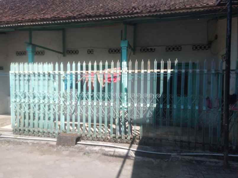 toko dan rumah persis di depan pasar bung karno