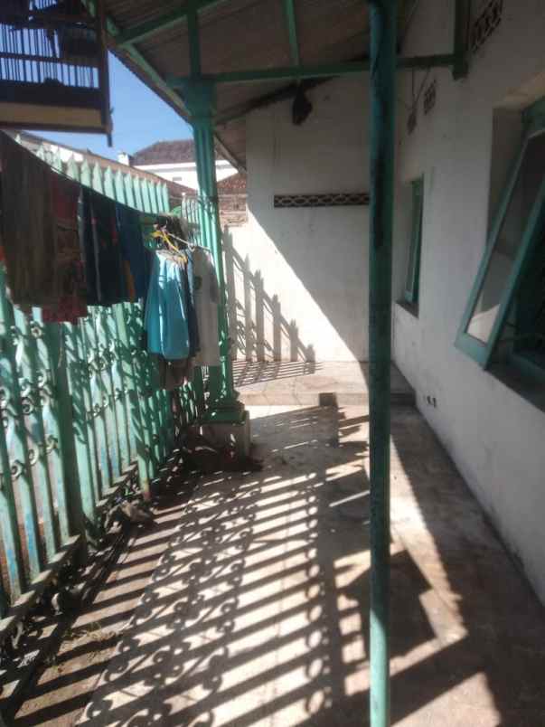 toko dan rumah persis di depan pasar bung karno