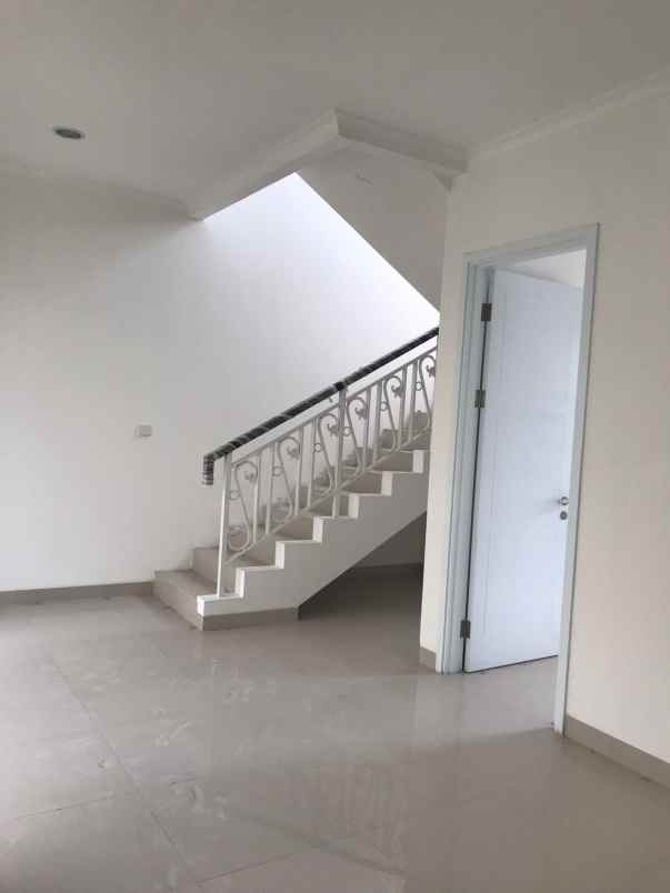 dijual cepat rumah bagus 2 lantai cluster north thames