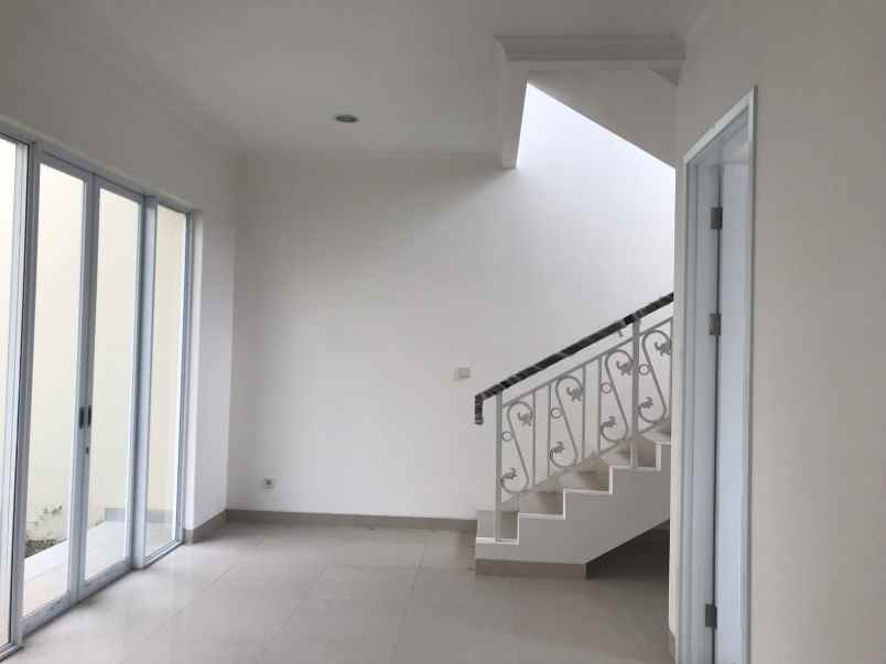 dijual cepat rumah bagus 2 lantai cluster north thames