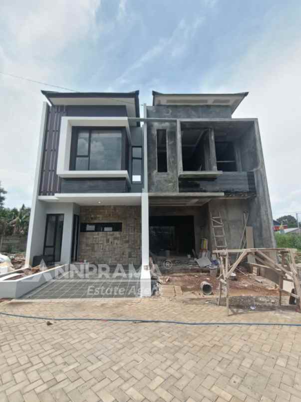 dijual rumah 2 lantai disawangan