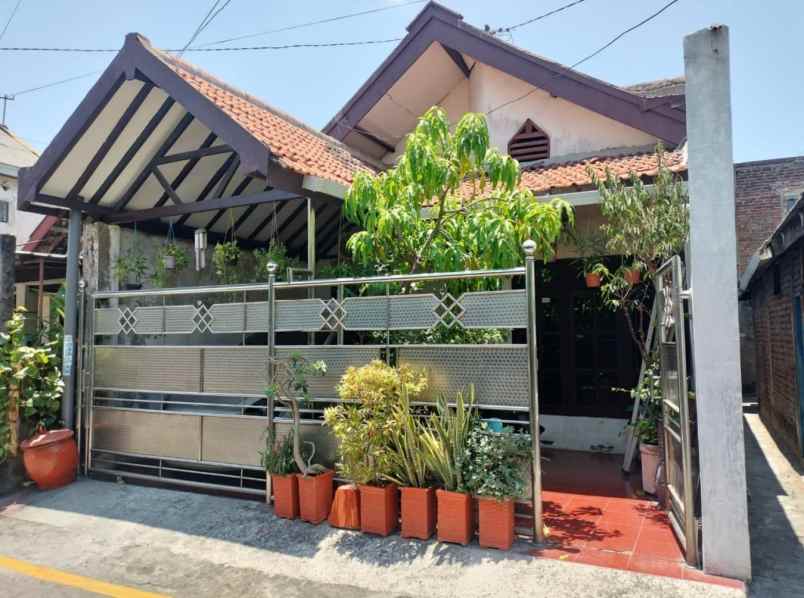 dijual rumah asemrowo