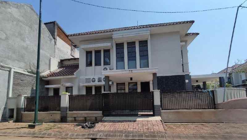 dijual rumah central park a yani surabaya