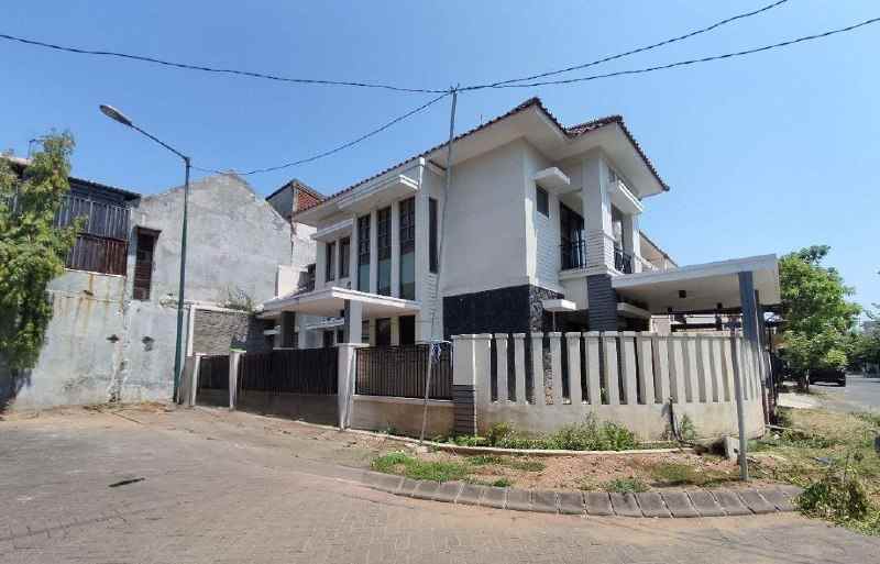 dijual rumah central park a yani surabaya