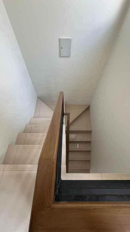 dijual rumah cluster regia summarecon