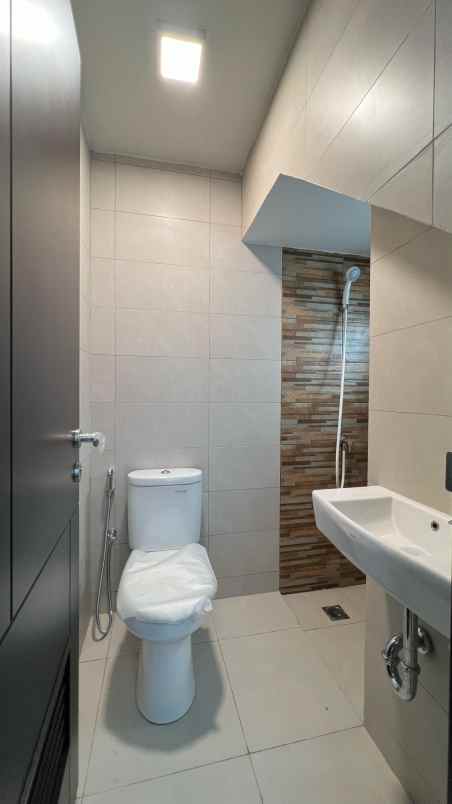 dijual rumah cluster regia summarecon