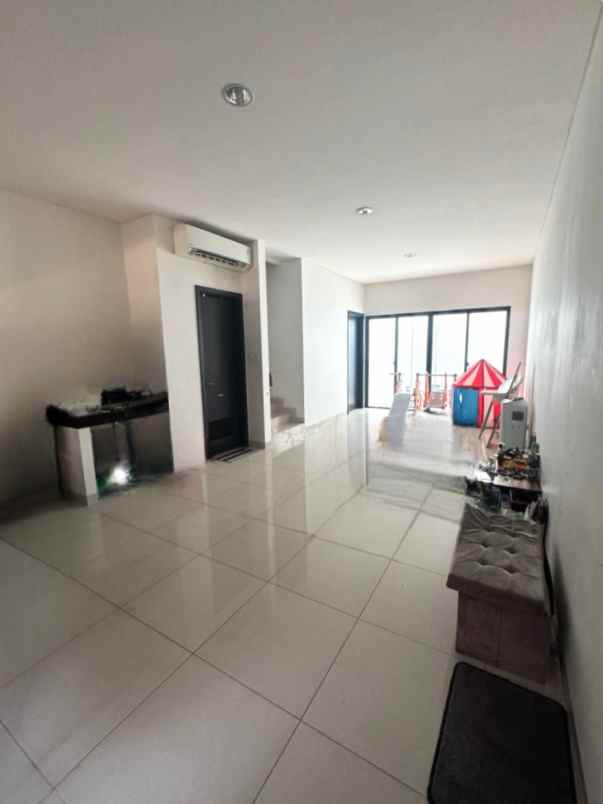 dijual rumah cluster wisteria metland