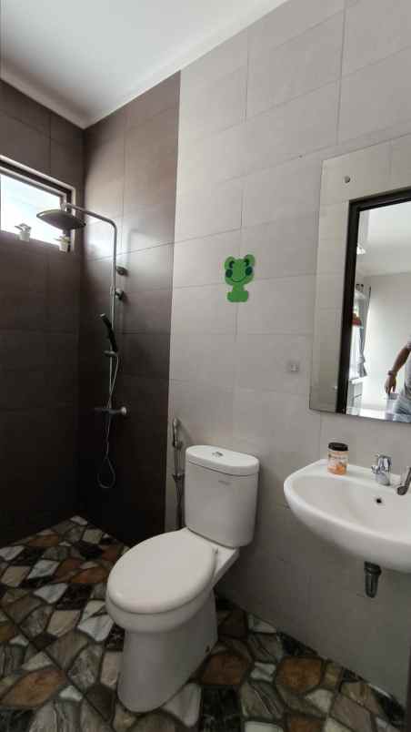 dijual rumah dekat mall di burgundy summarecon bekasi