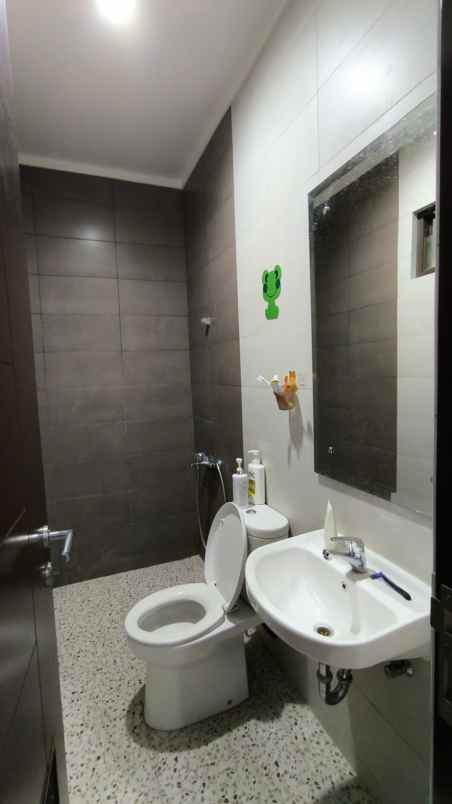 dijual rumah dekat mall di burgundy summarecon bekasi