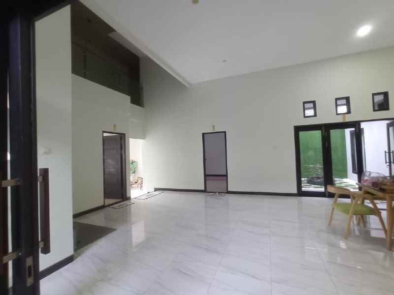 dijual rumah dharmahusada indah