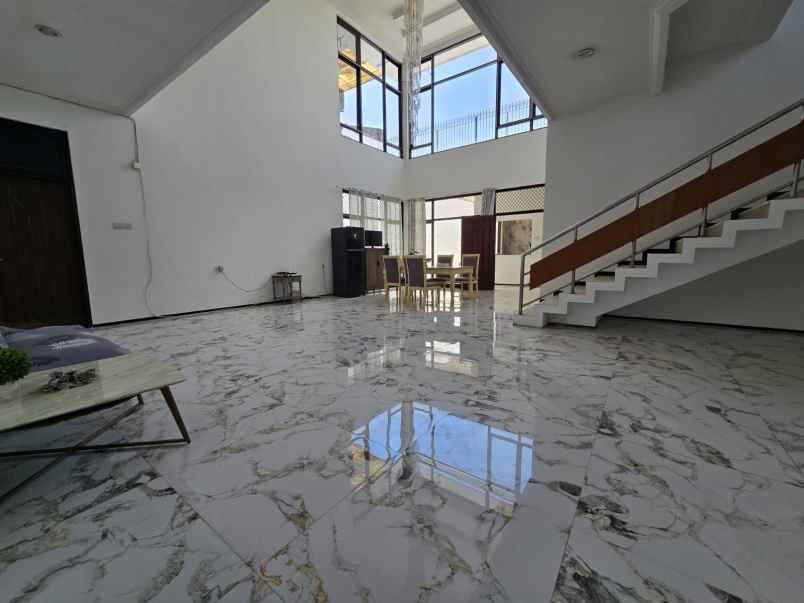 dijual rumah dharmahusada indah